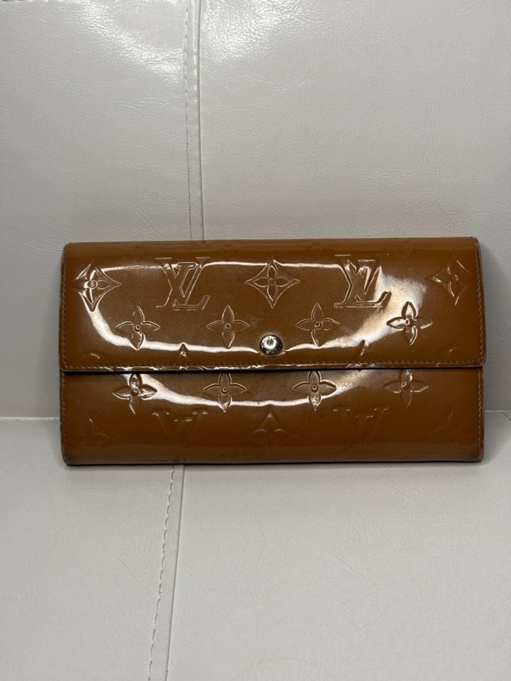 Authentic LV
Sarah Wallet – Monogram Vernis Leather (Caramel Brown)